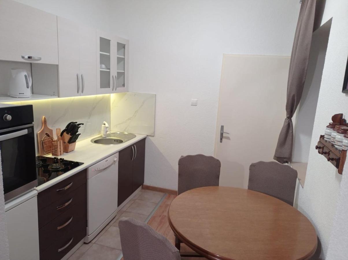 Apartman Lili Apartment ลิฟโน ภายนอก รูปภาพ